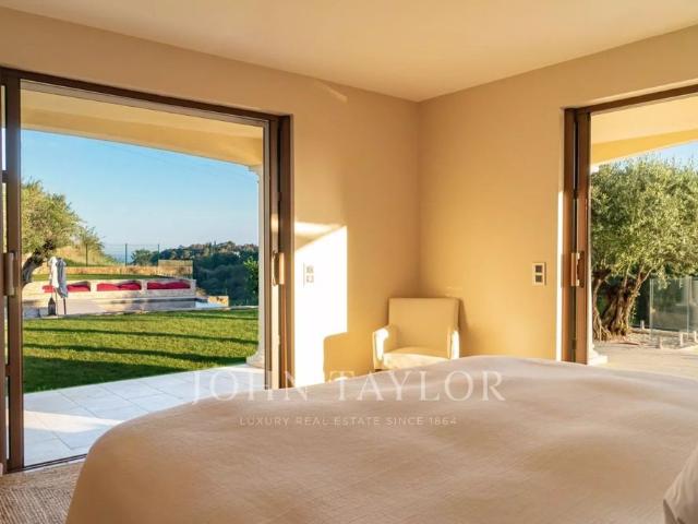 Tout savoir sur cette maison dans le quartier Val de Cagne Colline Route de Vence, à Cagnes sur Mer