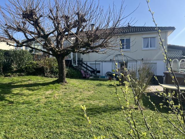 TOUVRE Maison familiale type 5 de plain pied semi enterrée avec jardin arborée