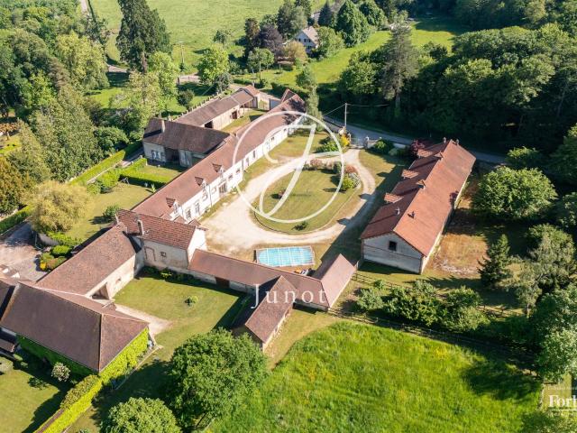 Toucy – Yonne | Hameau Historique – 3 Maisons & Granges Évén. 594m² Le Val d'Ocre