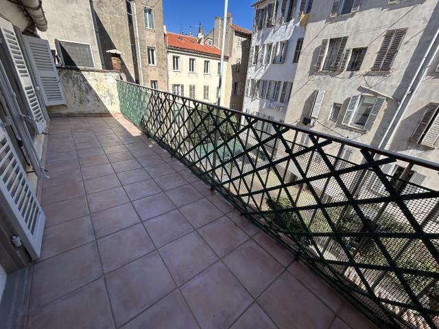 Toulon centre haute ville: T2 32M2 dernier étage balcon cave
