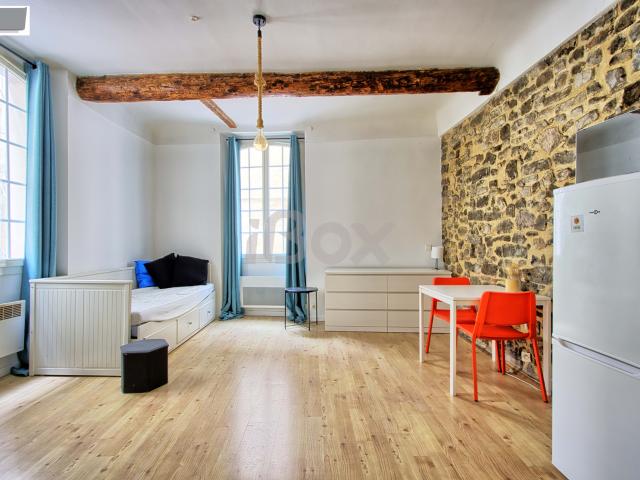 Toulon Centre Historique proche du port: Appartement rénové vendu meublé