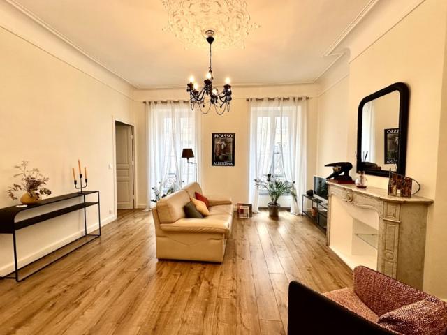 Toulon, centre ville/haute ville, T3 de 80m2 entièrement refait à neuf, Traversant + cave