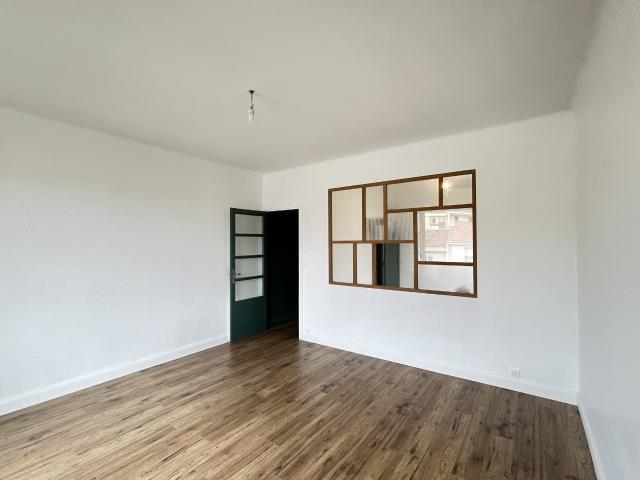 TOULON CHAMPS DE MARS APPARTEMENT 2 PIECES ASCENSEUR DERNIER ETAGE CALME