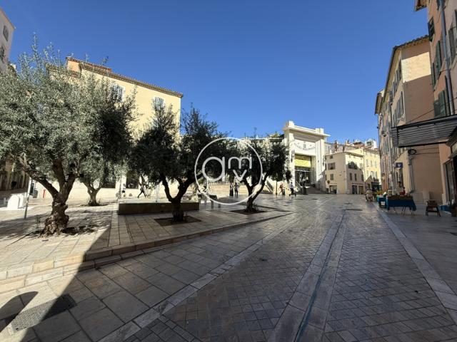 TOULON AU COURS DE LA VILLE HISTORIQUE APPARTEMENT EN COUR