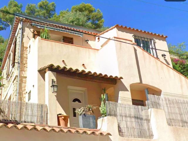 Toulon Bas Faron: une maison atypique avec piscine chauffée et vue sur la rade