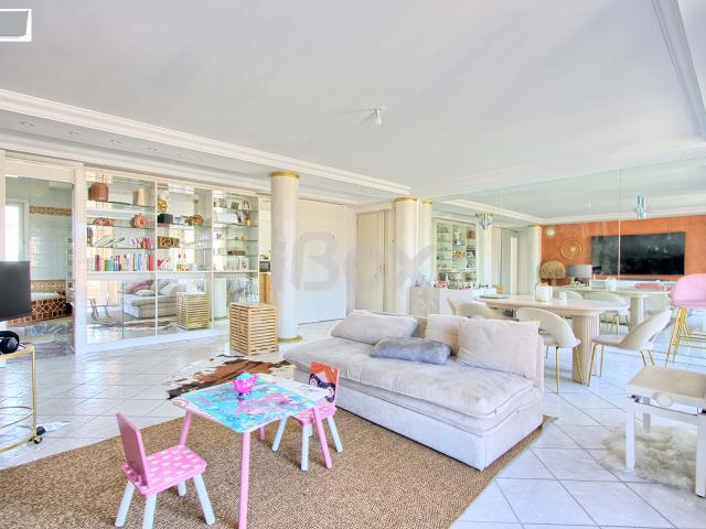 TOULON HAUTE VILLE APPARTEMNT 4 PIECES 2 CHAMBRES ASCENCEUR BALCON CAVE