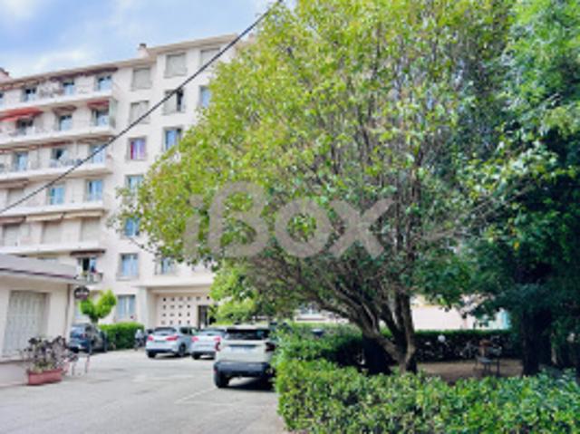 Toulon Ouest, dans résidence sécurisée avec ascenseur, vaste appartement traversant d'environ 80 m2 avec cave