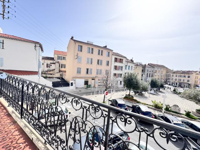 TOULON Ouest T3 rénové avec goût