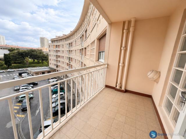 TOULON LE PORT T3 60M2 BALCON A RENOVER