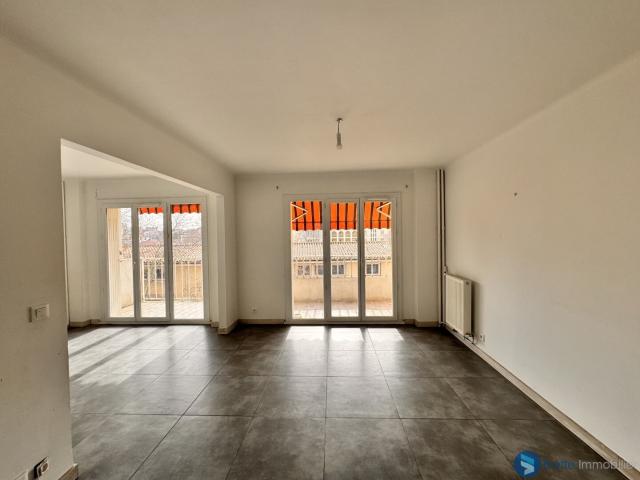 TOULON SAINT ROCH APPARTEMENT T4 AVEC TERRASSE + CAVE