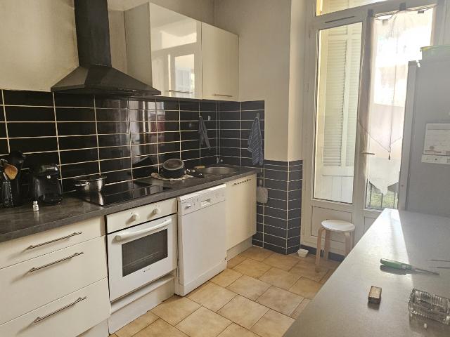 toulon, proche du centre, immeuble entretenu à vendre