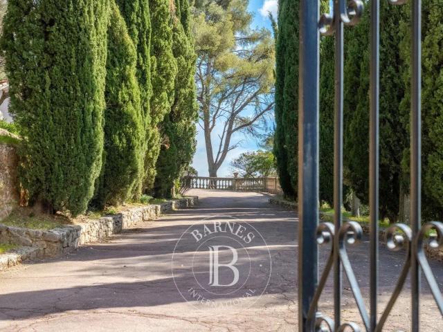 Toulon – Propriété 1,4 ha – Vue Dégagée Mer – Piscine – Tenn. 322m² Toulon