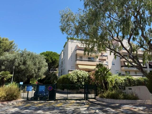 TOULON T4 de 81.56 m2 REFAIT A NEUF + 2 BALCONS + PARKING