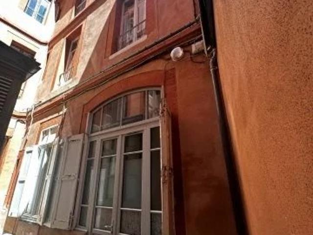 Toulouse, Capitole, immeuble en chartreuse, 3 appartements T1, t