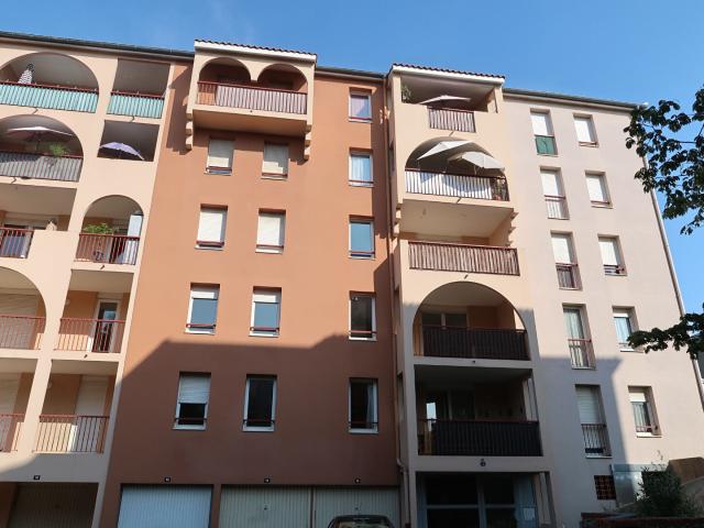 TOULOUSE HAUT ROSERAIE Ensemble immobilier de 209.35 m2 composé de 3 appartements loués avec cave et parking + 6 parkings