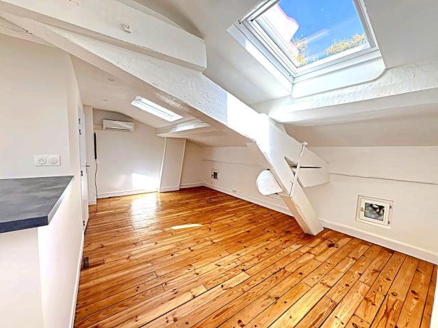 TOULOUSE Les Chalets Superbe T1 bis rénové en dernier étage avec cave