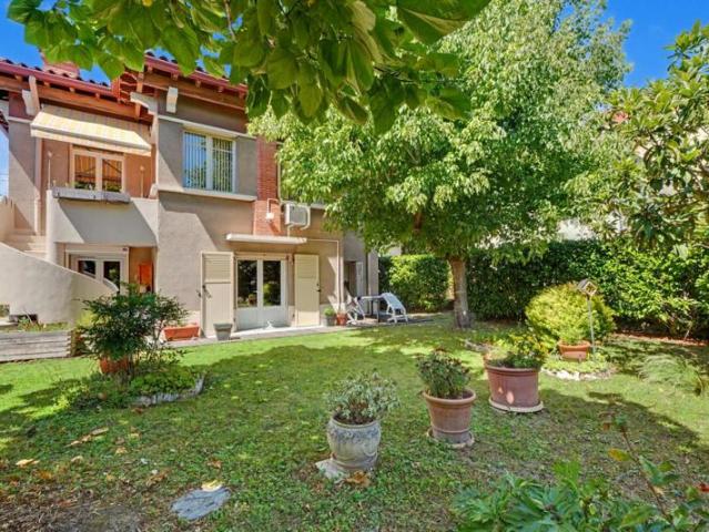 TOULOUSE MINIMES / BARRIÈRE DE PARIS À 5 minutes à pied du métro Minimes / Claude Nougaro, découvrez cette villa familiale des années 1930 offrant environ 150 m² habitables + un atelier de 16 m² et un garage de 21 m². Située dans un secteur recherch