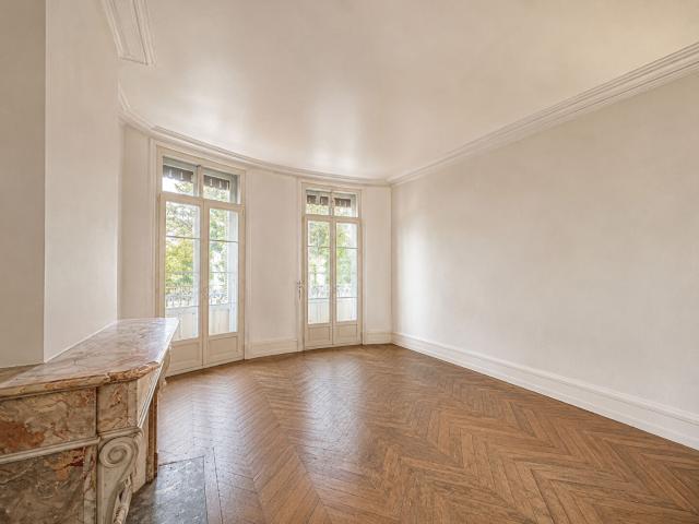 Toulouse Place Saint Georges T5 de charmes avec balcon à la double destination habitation professionnelle