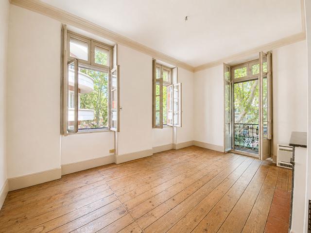 TOULOUSE Saint Sernin T4 traversant avec ascenseur, balcon et loggia