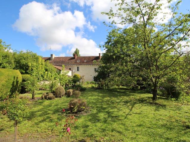Touraine, Region De Chinon, dans un joli village histori. 198m² Chinon