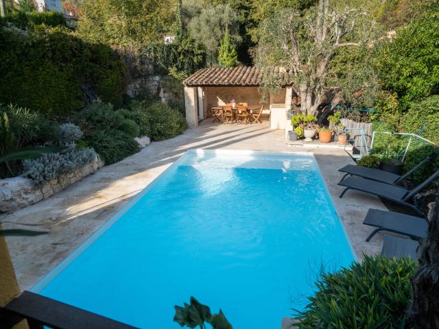 Tourette sur Loup Une opportunité rare villa 134m2 avec piscine proche village