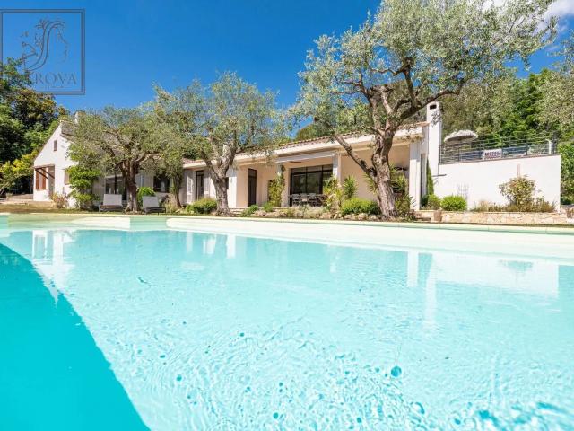 Tourettes sur Loup: Moderne villa avec piscine dans la nature