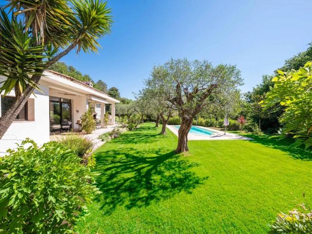 Tourettes sur Loup: Moderne villa avec piscine dans la nature