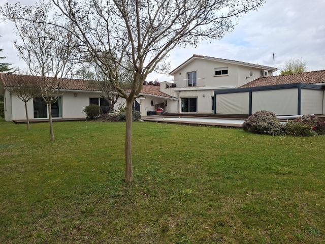 TOURNEFEUILLE, limite LARDENNE BELLE VILLA D'ARCHITECTE DE 250 M2 HABITABLES AVEC GARAGE, PERGOLA ET PISCINE