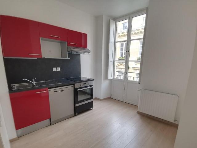 TOURNY: Balcon et 2 places de Parking