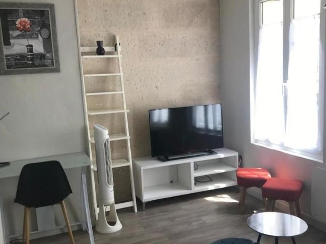 TOURS LES HALLES APPARTEMENT MEUBLE DE CHARME AVEC CHAMBRE SEPAREE