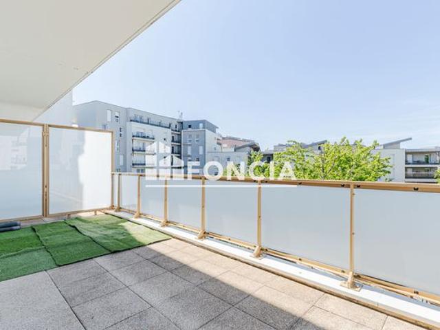 Tours nord, proche tram et toutes commodites, au sein d'une residence recente de standing, appartement t2 avec grande terrasse 20 m2