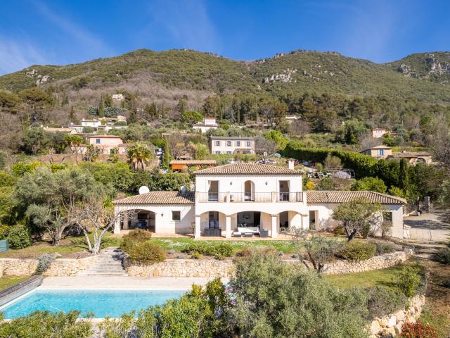 TOURRETTES SUR LOUP: MAISON 4 CHAMBRES