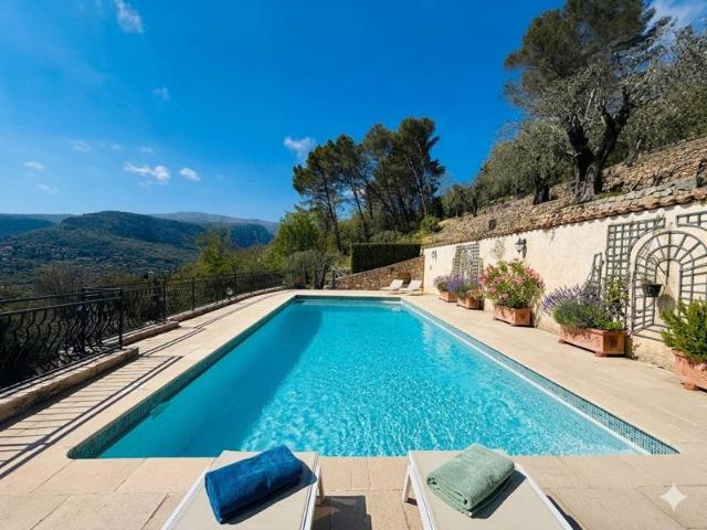 TOURRETTES SUR LOUP: bergerie de caractère 4 chambres avec