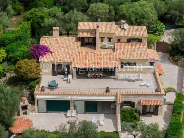 TOURRETTES SUR LOUP Elégant Mas provençal en pierres avec vue panoramique proche du village