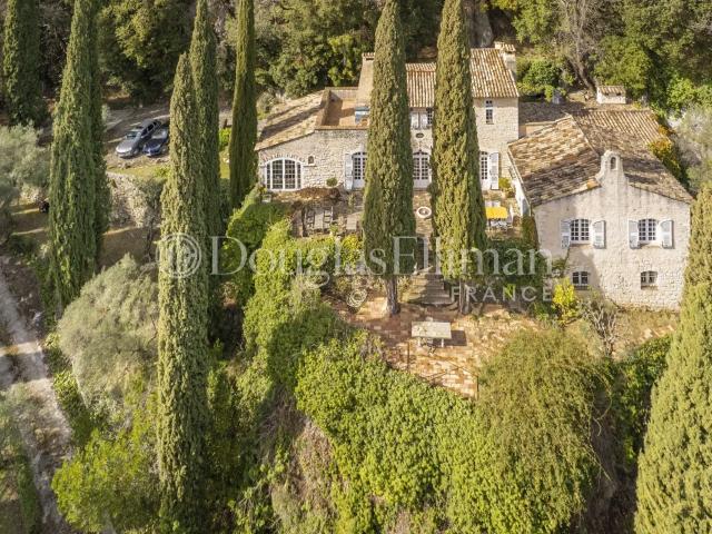 TOURRETTES SUR LOUP: Une superbe propriété en pierre avec vue panoramique