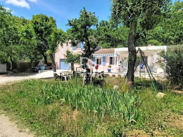 TOURRETTES Villa 1000m² de jardin Garage
