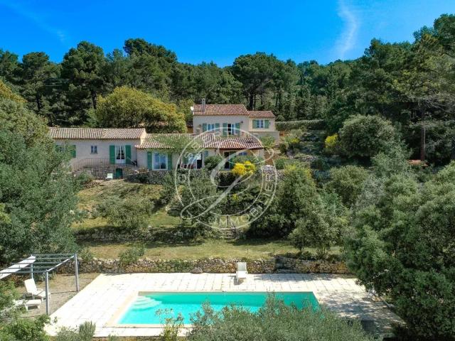 Tourtour sur un merveilleux terrain deux villas avec piscine 215m² Tourtour