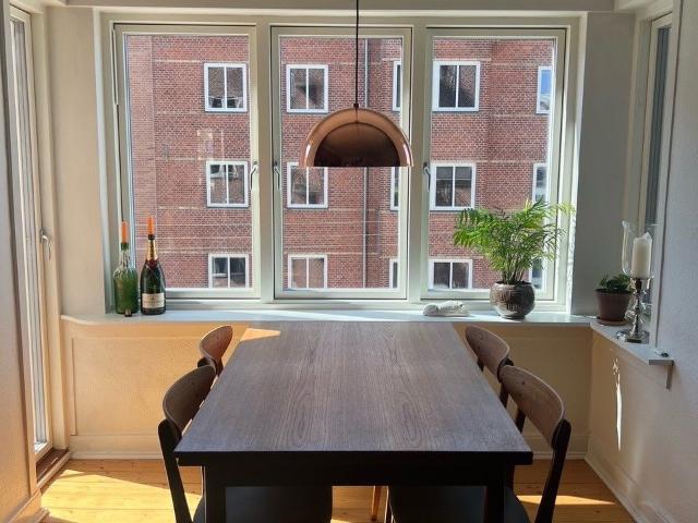 Toværelses med to altaner