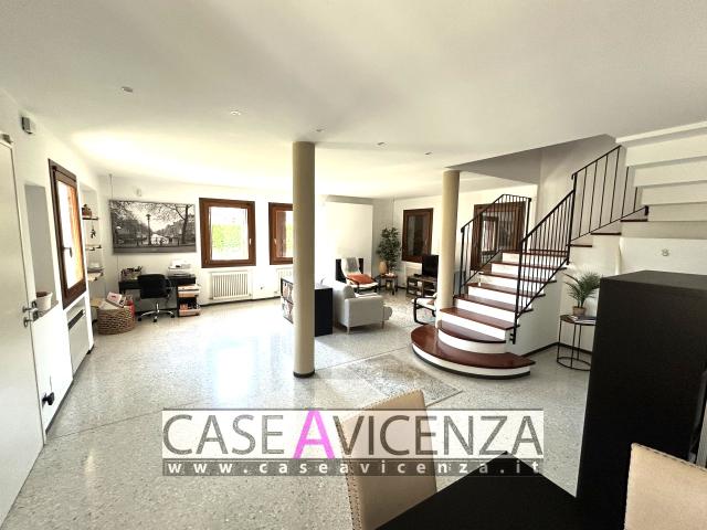 Town center living in an elegant villa Villa singola in centro paese