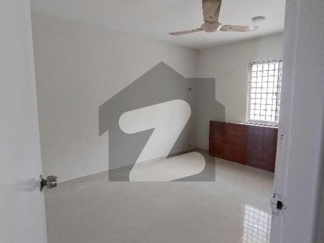 Town house Available for rent Clifton Block 9