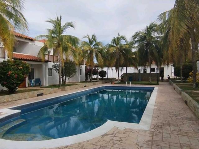TOWN HOUSE CONTINUOS EN PLAYA EL AGUA, VENTA MARGARITA