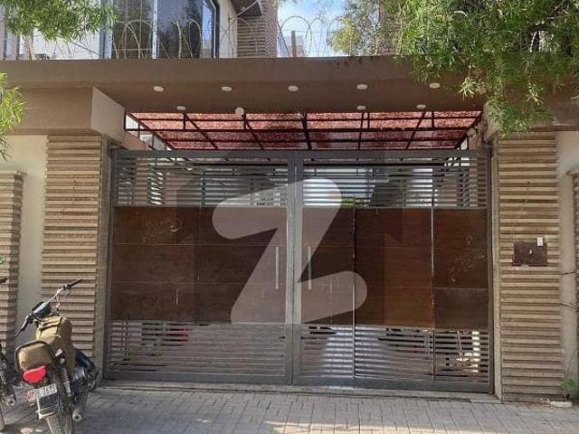 Town house for sale at prime location of pechs block 6 near medallion banquet shahra e faisal