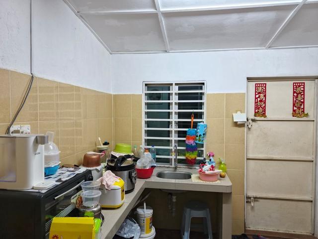 Town house Ground floor taman bukit Emas seri kembangan Selangor
