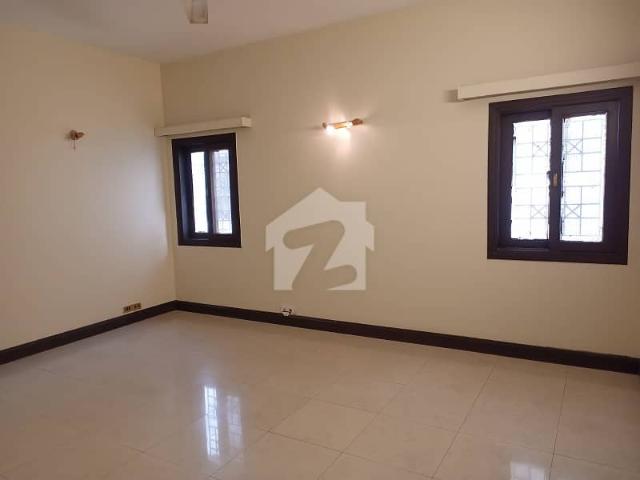 Town House 280 Square Yards, 4 Bedrooms D/ Available For Sale Block 5 Clifton