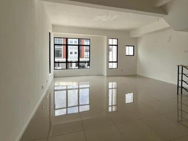 TownHouseTaman Akasia Semenyih15 Storey HouseReady move in