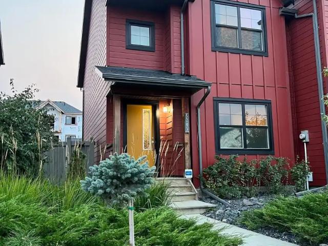 Townhouse 3 Bed + 2 Car Garage + A/C Family‑Friendly home near Park