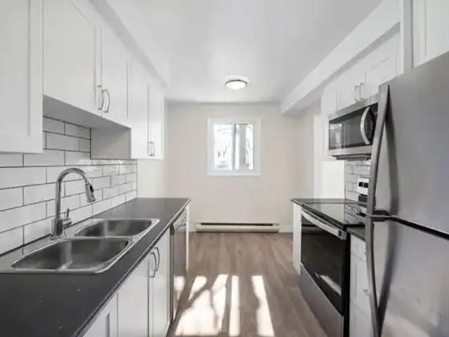 Townhouse 3 Bedroom For Rent Oshawa ON 2500 ES97906523