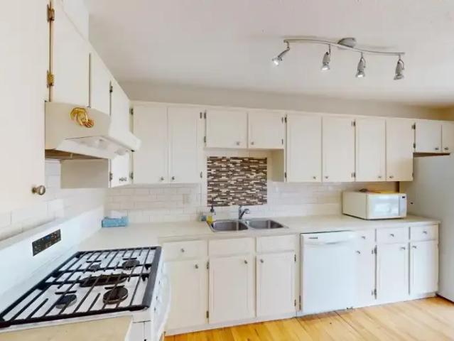 Townhouse 3 Bedroom For Rent Calgary AB 1700 ES102846568