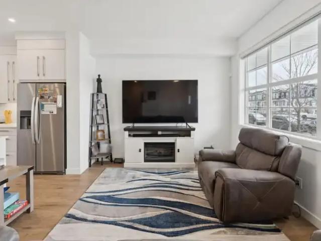 Townhouse 3 Bedroom For Rent Chestermere AB 2300 ES102846572