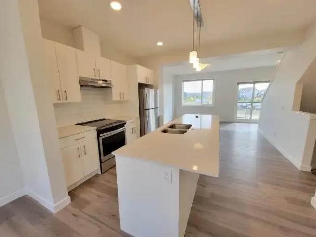 Townhouse 3 Bedroom For Rent Edmonton AB 2000 ES104638626